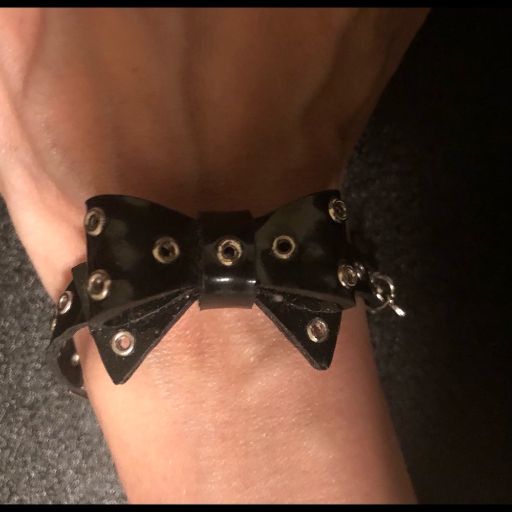 Stylish black bow bracelet